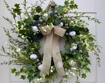 玄関に飾る素朴なイースターリース、コテージ風デコレーション