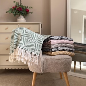 Geometrisk filt i återvunnen bomull: Handvävd stugdekor med fransar