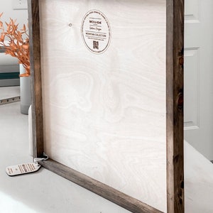 Puede incluir: Un letrero de madera con un marco marr&oacute;n oscuro. El letrero est&aacute; en blanco y listo para ser personalizado. La parte posterior del letrero tiene una peque&ntilde;a pegatina redonda con el texto "Birch & Home, Salem, Oregon, Mountain Collection, www.birchandhome.com, Scan to Shop".