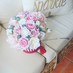 Artificial flowers arrangement. Roses. Peony rose. Pastels. Hat box. Bouquets. Silk flowers. Baby pink. White roses. Ivory roses. Luxury image 1