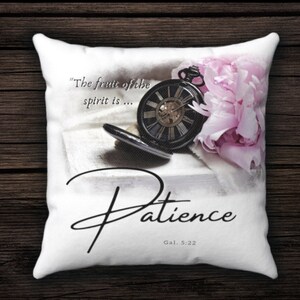 Puede incluir: Almohada blanca con una cita sobre la paciencia, "El fruto del esp&iacute;ritu es... Paciencia, G&aacute;l. 5:22". La cita est&aacute; acompa&ntilde;ada de un reloj de bolsillo vintage y una flor rosa.