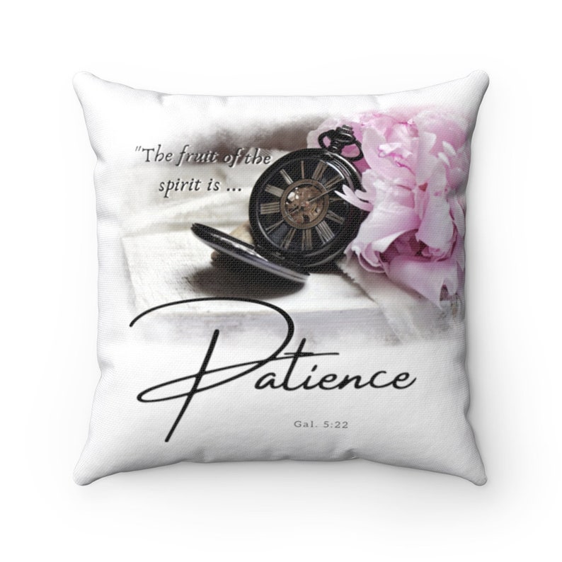 Puede incluir: Almohada blanca con una imagen en blanco y negro de un reloj de bolsillo y una flor rosa. El texto "The fruit of the spirit is... Patience Gal. 5:22" est&aacute; impreso en la almohada.