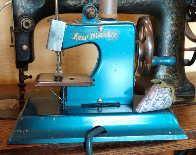 Vintage Metal Toy Sewing Machine / Kayanee Sewing Master Machine / Gold