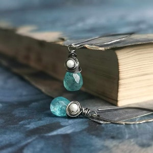 Himmelblau Apatit oxidierte Ohrringe Apatit Teardrop Wire Wrap Ohrringe Gehämmerte Ohrringe Zierliche Minimalist Schmuck Sterling Silber Ohrringe