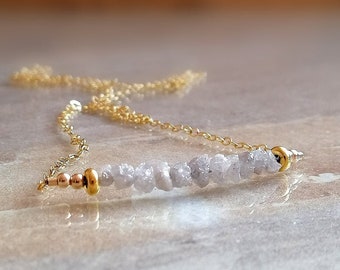 Collar de diamantes blancos en bruto, delicado collar de barra, collar de oro con diamantes preciosos, piedra natal de abril, regalos para ella