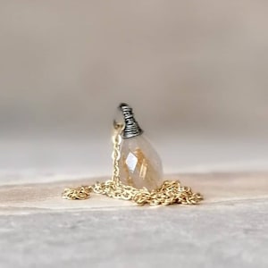 Goldene Rutilquarz-Halskette, Chakra-Halskette, die Kristallhalskette Wire Wrap Rutil-Tropfen oxidiert und Gold-Halsketten-Geschenke für sie oxidiert