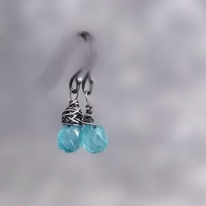 Himmel Blau Apatit hell oder oxidiert Sterling Silber Ohrringe Apatit Teardrop Wire Wrap Ohrringe Zierliche Minimalist Schmuck Geschenke für Sie
