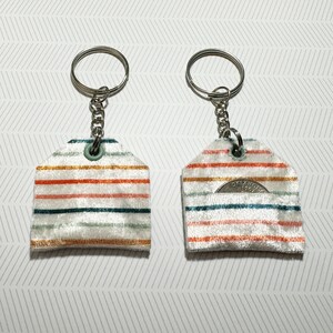 Heldere strepen fluwelen kwart houder sleutelhanger