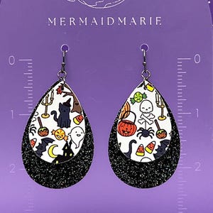 Pendientes de Halloween de imitación de cuero con diseño de bruja, calabaza y caramelos.