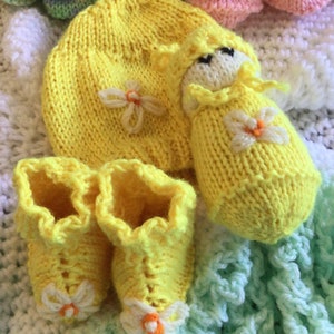 Knitting Pattern, easy baby set, 1 ball 8ply, hat,bootees, toy. 0-3months baby gift, beginners knit, instant download, cute baby gift.