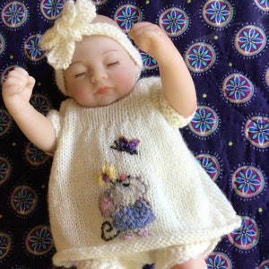 Patrones de ropa de bebé tejida: Ratón bordado, muñeca de 25-30 cm (descarga digital)