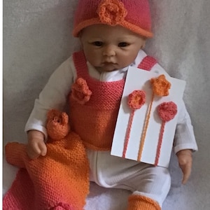 Tenue bébé en tricot, carte de bébé bricolage, gilet pour bébé, chaussons, bonnet, ensemble tricoté de roses pour bébé, ensemble tricoté pour bébé, tricot plat, ensemble mignon. doudou