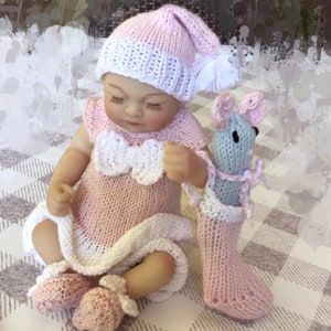 gestricktes Puppenoutfit, passend für 20cm Puppe, 4fädige Wolle, Partykleid, Mütze,Socken, Schuhe, Strumpf,Maus Fingerpuppe,Puppenmuster, glatt gestrickt.
