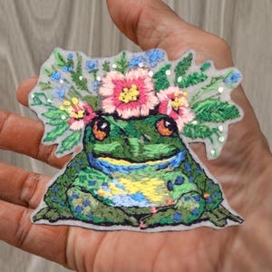 Molde para aplique bordado de sapo, coroa de flores (download em PDF)