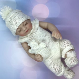 Baby Doll Strickmuster, 10"Puppe, 4fädige Wolle, süßer Puppenstrampler, winziger Teddy in Tasche, Schuhe, Mütze, glatt gestrickt, süßes Puppenoutfit.