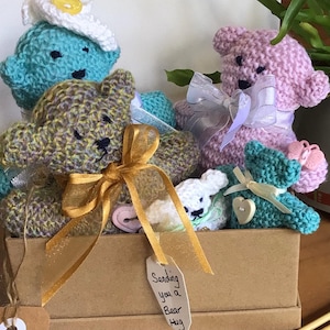 Senden einer Bären Umarmung, Bär gestrickt Muster, Süßer gestrickter Teddy, Bear Hug, Teddy Strickmuster, Senden Sie einen Bären. Umarmung, weiches gestricktes Spielzeug, gestrickt