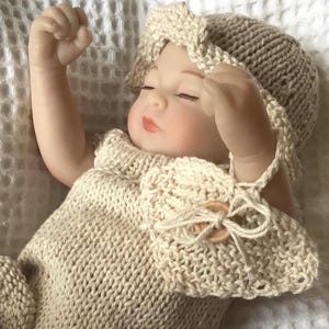 Stickmönster för babydocka: Volangdräkt, mössa, skor (PDF-nedladdning)