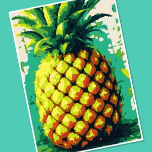 Op de afbeelding: Een close-up van een rijpe ananas met een gele en oranje schil. De ananas heeft een groene, bladerige kroon en ligt op een groene achtergrond.
