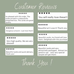 Puede incluir: Un fondo verde claro con las palabras "Customer Reviews" y "Thank You" en escritura cursiva. Cajas rectangulares blancas muestran testimonios de clientes con calificaciones de cinco estrellas, elogiando la calidad y la obra de arte de las tarjetas.
