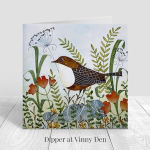 Puede incluir: Tarjeta de felicitaci&oacute;n cuadrada con una ilustraci&oacute;n a la acuarela de un p&aacute;jaro con plumas marrones y blancas, posado sobre una roca en medio de flores naranjas y follaje verde. El texto "Dipper at Vinny Den" est&aacute; impreso en la parte inferior.
