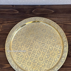 ヴィンテージ モロッコ 真鍮 ティー トレイ - ハンドメイド サービング テーブル - 彫刻が施された職人技のトレイ - ムーア風装飾。