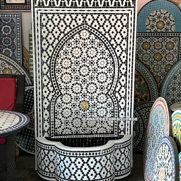 Mosaikfliesenbrunnen, maurische Fliesenbrunnengrafik, überzogener Messingbrunnen, Brunnen für Innen im Freien, marokkanischer Dekor-Garten.
