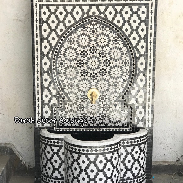 Fuente de pared para jardín, Fuente de mosaico marroquí, Fuente de mosaico marroquí, Fuente de agua de pared en blanco y negro.