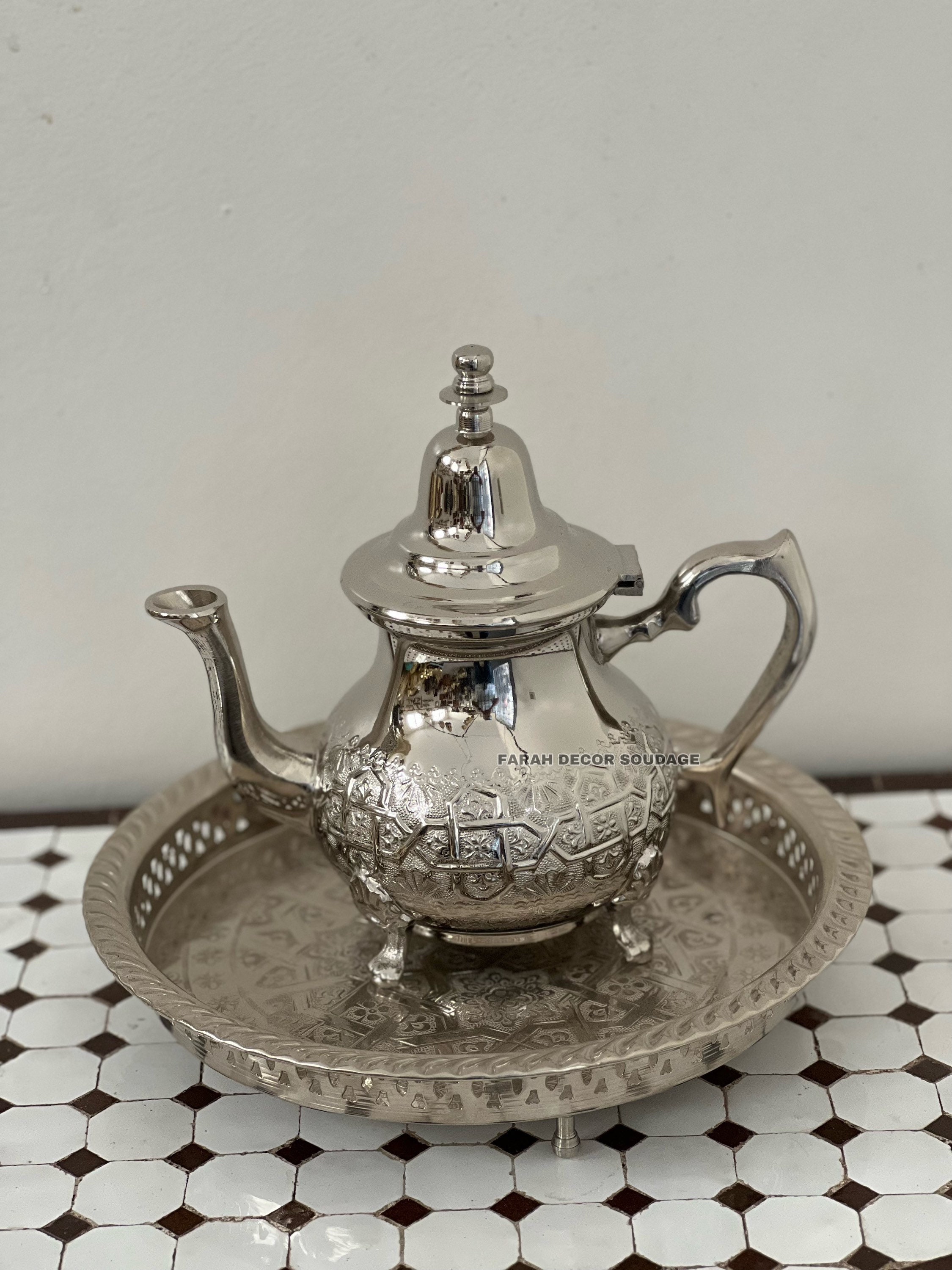 Teiera marocchina, parti incise a motivi floreali, marca Bennani  Frères, altezza cm 20, XX secolo, (difetti) - Asta ASTA DI ARTE  MODERNA E ANTIQUARIATO - Aste Pirone