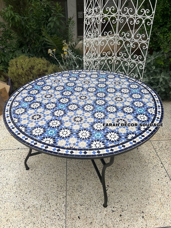 Tisch mit blauen Mosaikfliesen, maurische Akzentmöbel, handgefertigte Dekoration für drinnen und draußen