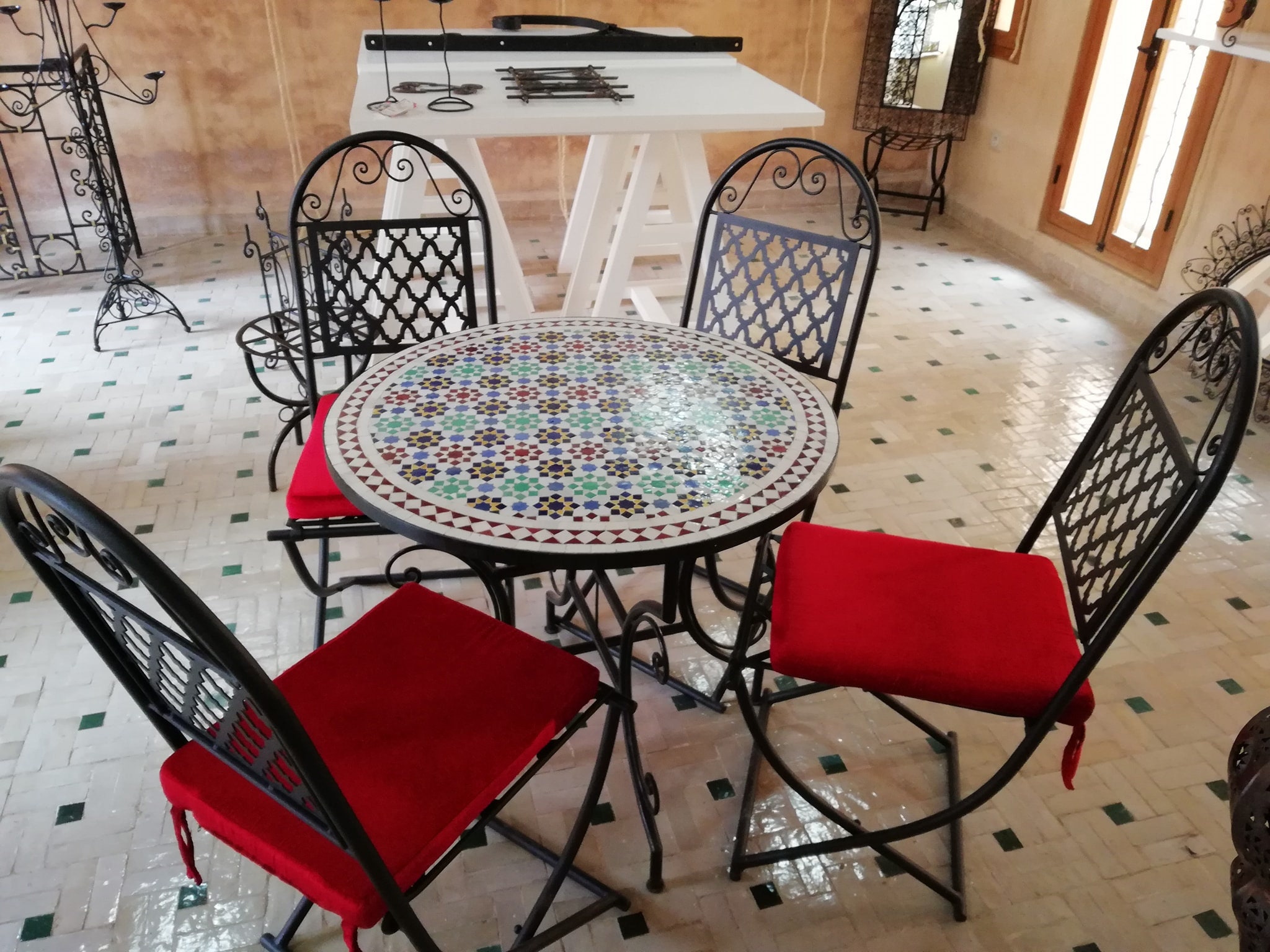 Tavolo da giardino con sedie e cuscini 4 posti in ferro antiruggine  traforato