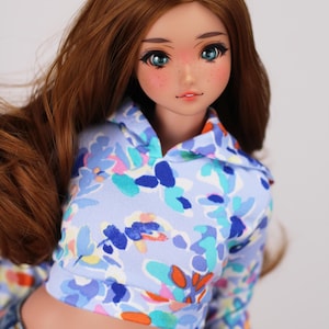 Ropa para muñecas inteligentes Pear Girl: sudadera con capucha Erin Crop con estampado azul abstracto, talla BJD 1/3