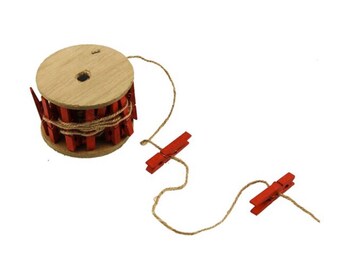 Vêtements Peg Garland sur Reel of Brown Twine x 5m Red