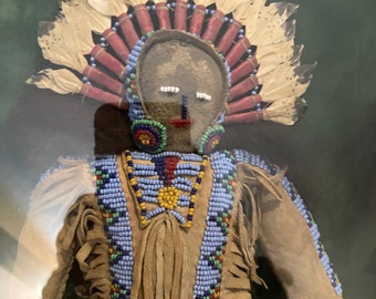 Native American poppen 20” vierkante lederen glazen rocailles echte veren Indiase handgemaakte 19e-eeuwse pop
