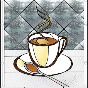 Op de afbeelding: Een witte koffiekop met een bruin handvat en een bruine schotel. De kop is gevuld met bruine koffie en er stijgt stoom uit. Een bruine lepel ligt op de schotel. De achtergrond is een glas-in-loodraam met een blauw en grijs patroon.