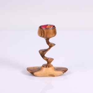 Einzigartige handgefertigte Kerzenleuchter aus Holz mit exzentrischer Gravur - das perfekte Einzugs- oder Hochzeitsgeschenk!