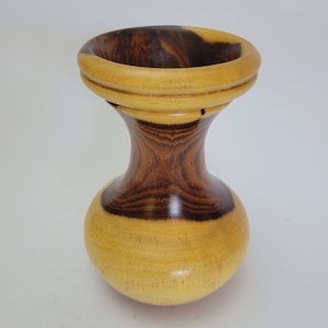 Vaso da fiori in legno realizzato a mano - Idea regalo unica per matrimoni o decorazioni per la casa - Arte della tornitura del legno - Pezzo unico nel suo genere