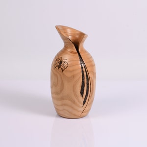Vaso in legno di betulla fatto a mano con farfalle in legno incise: regalo di nozze unico e accessorio decorativo per la casa