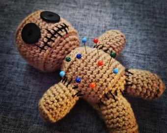 Cuscino per spilli a forma di bambola voodoo, grazioso decoro gotico per Halloween, giocattoli macabri, regali dark unici, amanti dei goth, amigurumi all'uncinetto fatti a mano, vibrazioni da strega