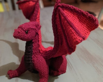 Drago farcito con decorazione piastra testa, animale farcito fantasy, Amigurumi all'uncinetto, arredamento gotico, estetica gotica, regali per gli amanti della fantasia
