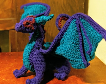Drago farcito con decorazione di corna, animale farcito fantasy, Amigurumi all'uncinetto, arredamento gotico, estetica gotica, regali per gli amanti della fantasia