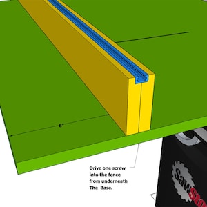 K&ouml;nnte beinhalten: Ein gelber Holzzaun mit einer blauen Schiene, die an einer gr&uuml;nen Oberfl&auml;che befestigt ist. Der Zaun ist 15,24 cm lang. Der Text "Drive one screw into the fence from underneath The Base." befindet sich unterhalb des Zauns.