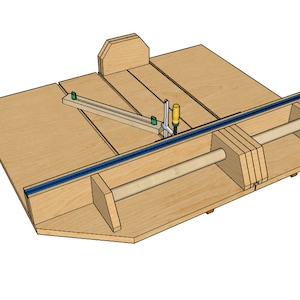 K&ouml;nnte beinhalten: Ein Holz-Gehrungss&auml;gen-Jig mit einem blauen Ma&szlig;band und einem Holzstift. Der Jig hat einen Schiebemechanismus und eine Klemme zum Festhalten des Holzes.