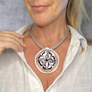 Damenanhänger aus Muranoglas, handgefertigter Anhänger, Damenhalskette aus Muranoglas, Damenhalskette, handgefertigte Halskette