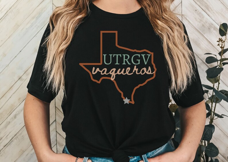 Pu&ograve; includere: T-shirt nero con un disegno del contorno del Texas e la scritta "UTRGV Vaqueros". Il design &egrave; multicolore, con una stella e un contorno marrone. Una t-shirt casual per i fan.