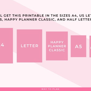 Op de afbeelding: Een grafiek die vijf verschillende papierformaten laat zien: A4, US Letter, Happy Planner Classic, A5 en Half Letter. De grafiek is roze en wit met de tekst "YOU'LL GET THIS PRINTABLE IN THE SIZES A4, US LETTER, A5, HAPPY PLANNER CLASSIC, AND HALF LETTER" bovenaan en "WAY TO PLAN" onderaan.