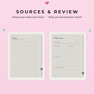 K&ouml;nnte beinhalten: Eine digitale Planerseite auf hellrosa Hintergrund mit einem rosa Herz und zwei t&uuml;rkisfarbenen Sternen. Die linke Seite ist mit Sources und die rechte mit Monthly Review betitelt, beide mit linierten Bereichen f&uuml;r Notizen und Lerninhalte.