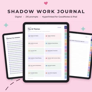 Puede incluir: Un diario de trabajo de sombra digital en tres pantallas de tableta, con 216 indicaciones y navegación con hipervínculos para GoodNotes y iPad. La interfaz incluye 12 temas como Meeting Your Shadow, Triggers e Inner Child.