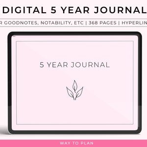 Op de afbeelding: Een digitaal 5-jarig dagboek voor Goodnotes, Notability, etc. met 368 pagina's en hyperlinks. Het dagboek wordt weergegeven op een tabletscherm met een roze achtergrond en een eenvoudig bladontwerp.