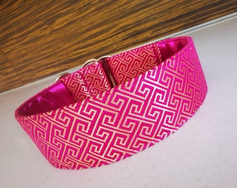 Puede incluir: Un collar para perro rosa con un patrón geométrico dorado. El collar está hecho de un material suave y duradero y tiene un cierre de hebilla seguro.