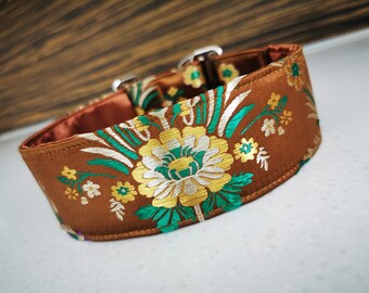 Puede incluir: Un collar de perro marrón con un patrón floral en tonos de verde, dorado y blanco.